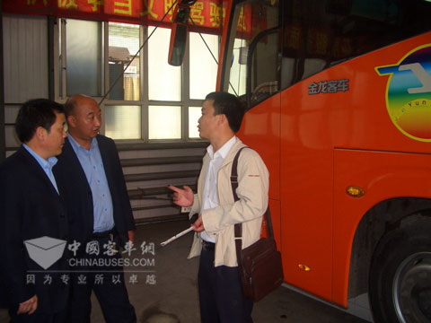 山西外服人员在为山西汽运晋运集团客户车辆现场检测