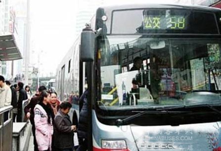 市民登上58路首辆自动灭火公交