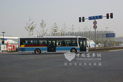 LCK6121HEV行进在场馆之间