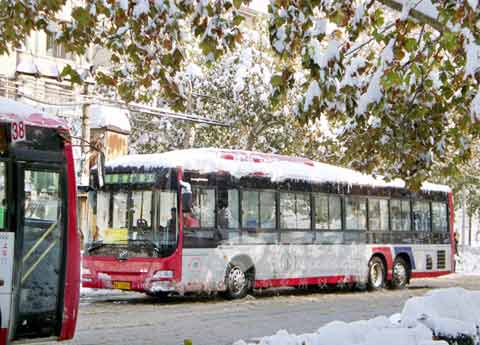 石家庄暴雪中的黄海CNG公交车
