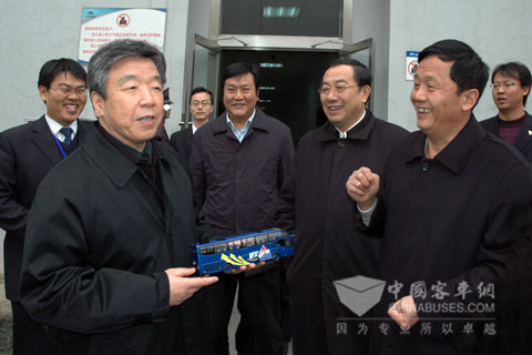 河南省省委书记卢展工调研宇通