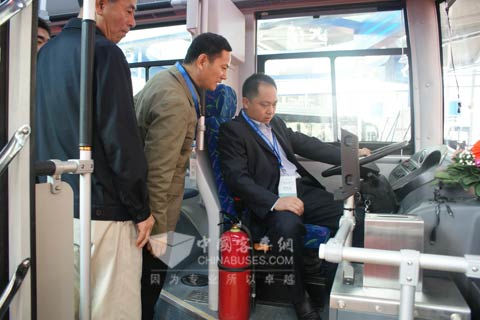 与会嘉宾体验车辆