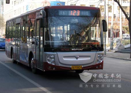 行驶在北京街头的公交车
