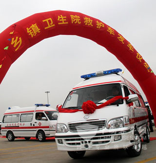 92辆崭新的大金龙救护车列队出发,开往福建省各地的乡镇卫生院