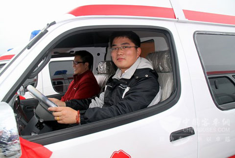 前来领车的乡镇卫生院代表迫不及待地坐上新车体验