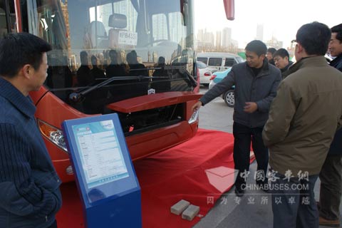中通客车技术中心主任罗高华向客户讲解车辆