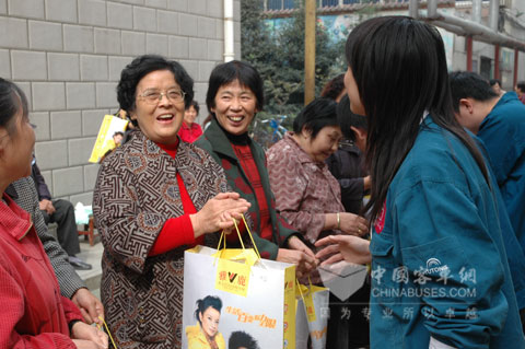 重阳文化节宇通送温暖活动