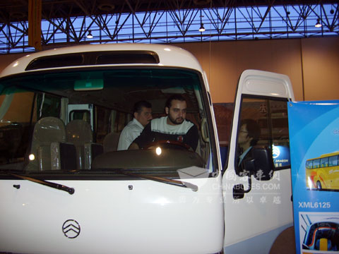 3客商试驾金旅考斯特车