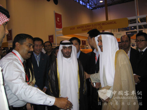 1阿联酋沙迦王子在开幕会后前往金旅展台参观金旅展车