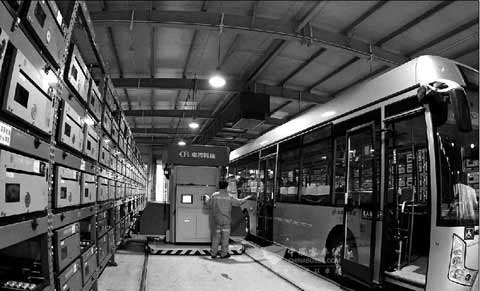 新型电动客车在北京公交电动车充电站充电