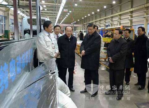 图为习近平在东风旅行车公司总装车间视察