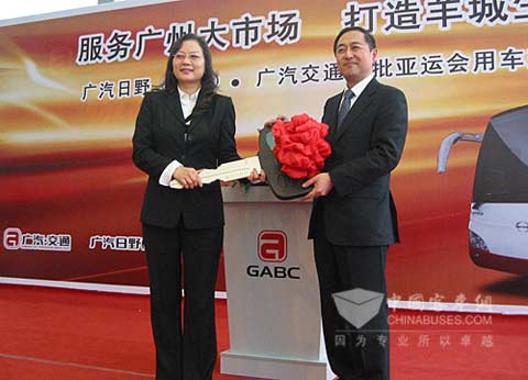 广汽日野（沈阳）总经理中根健人（右）向广汽交通总经理赵勉（左）交接车钥匙