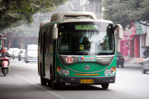 绵阳街头行驶中的恒通客车