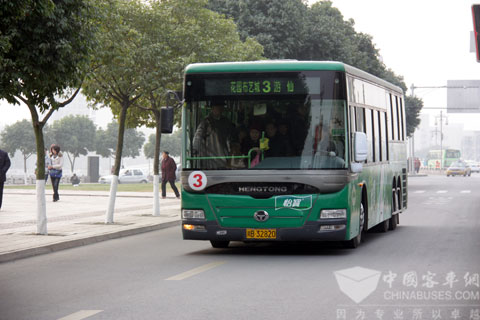 行驶中的恒通•都市宝贝客车