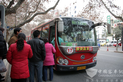 绵阳市区运行的恒通•都市宝贝客车