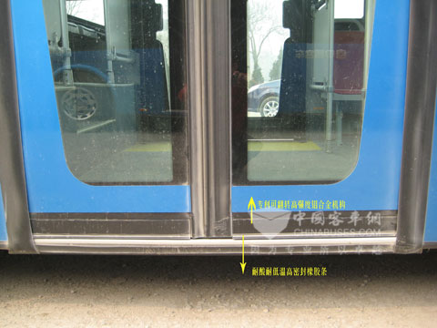 最新专利——童氏内摆乘客门.