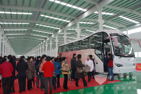 参加庆典活动的嘉宾在参观“白云牌”豪华大巴