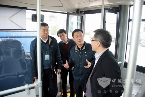 大金龙技术总监周方明向苏伟司长介绍新能源汽车产品