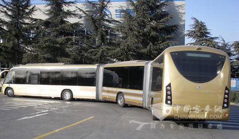 宇通25米长客车在300米长的“超级S弯”中蛇形穿行