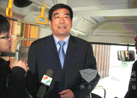 五洲龙公司副总经理成建忠就FDG6111HEVG相关技术特点答记者问