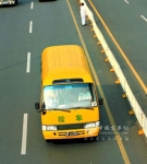 校车装“黑匣子” 民校“吃不消”