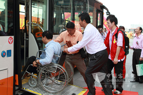 福田低碳混合动力无障碍公交车 