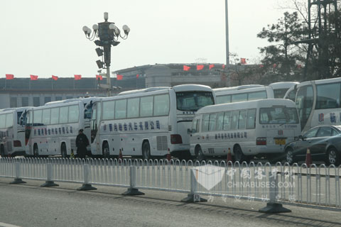 宇通“两会”用车在人民大会堂前严阵以待