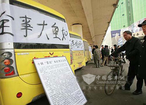 广西五菱客车刹车冒烟郑州街头待召回