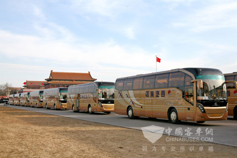 金旅车队驶过天安门