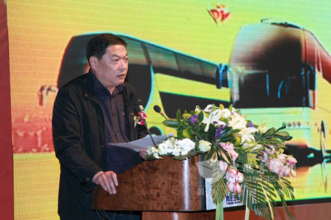 四川省汽车运输成都公司董事长杨为民在会上发言