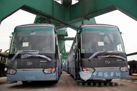 40辆大金龙豪华旅游客车列队发车