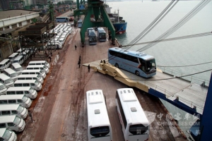 百辆大金龙客车出口北非