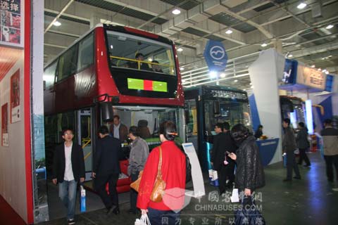 五洲龙展台引来了众多展场观众前来观望