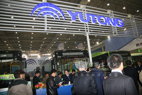 宇通展台吸引了众多参观者