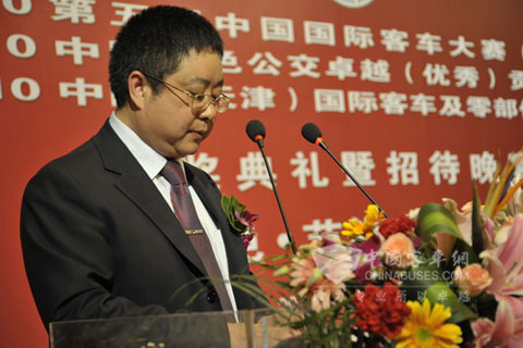 东风扬子江总经理黄修瑞上台发言