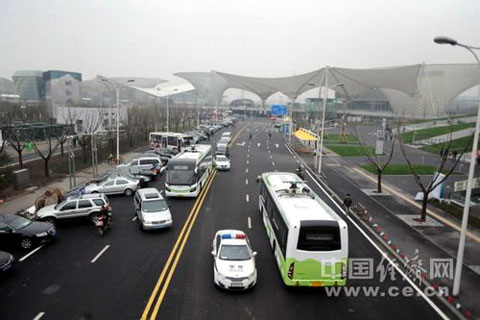 穿梭在世博园区的绿色环保巴士