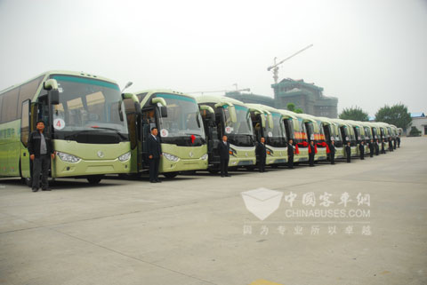 金旅客车整装待发