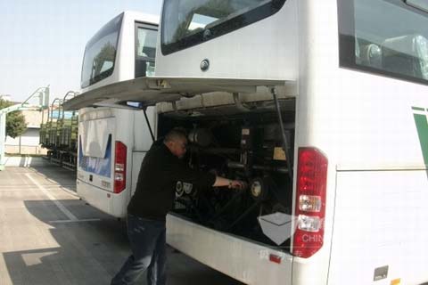 宇通世博会军车检查维修中