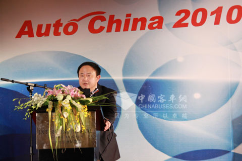 黄海客车研究院院长刘凤君在会上讲话