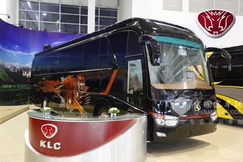 北京车展上的金龙礼宾车公司新推出的“豪华移动会所”式世界顶级商务房车