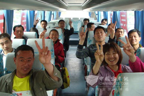 选手开心乘坐亚星客车