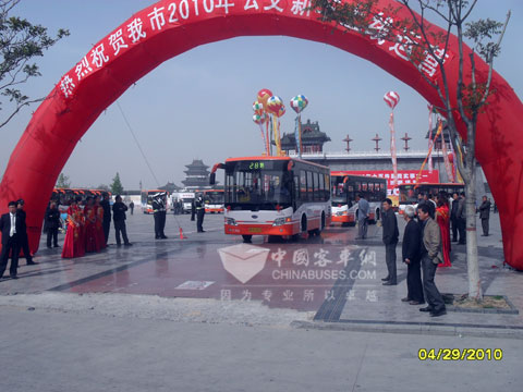 江淮客车驶向开封街头