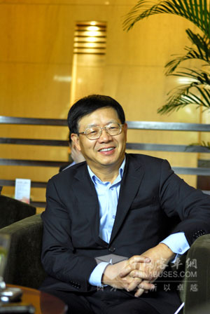 厦门金龙旅行车公司副总经理张致平接受采访