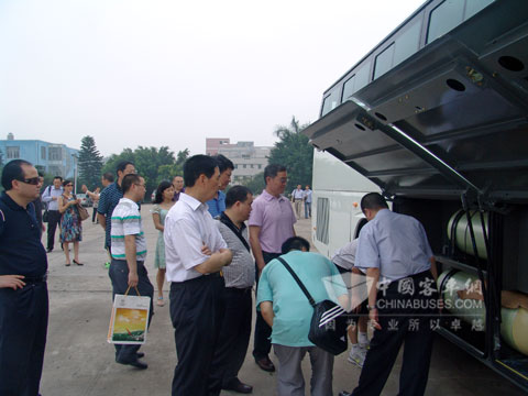 与会嘉宾现场看车