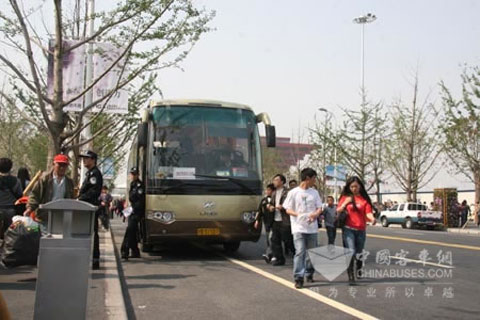 进入世博时间的中国客车海格