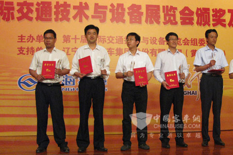 宇通客车(左三)获得三项大奖