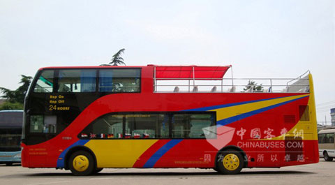 亚星双层敞篷观光客车驶向埃及