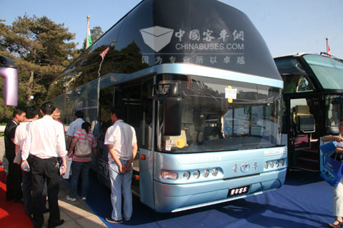 交通展回顾：一层半客车大比拼之青年JNP6140FK