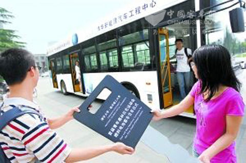 “北京造”电池客车开进新加坡青奥村