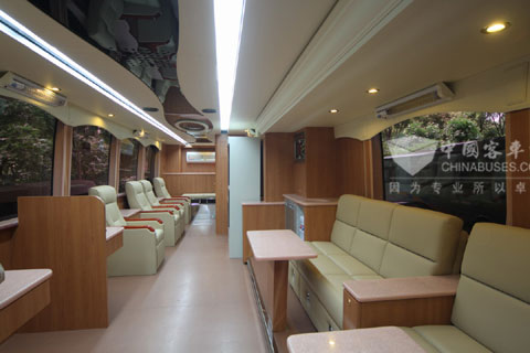 大金龙顶级献血车亮相上海滩，大金龙房车型爱心献血车内饰